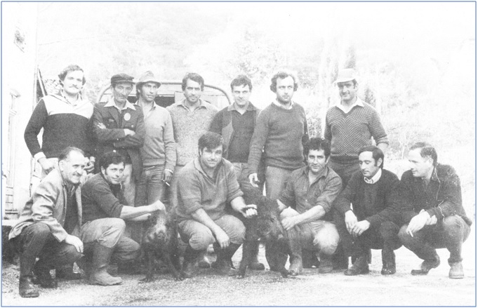 Eduardo (primero por la izquierda), en una imagen de 1984, formando parte de una cuadrilla cabranesa de caza con Jos Antonio Snchez Piera (guarda del Coto, de Cams), Jos Luis Snchez Garca (de Celada), Celestino Cueto Blanco (de Torazo), Jos Jorge