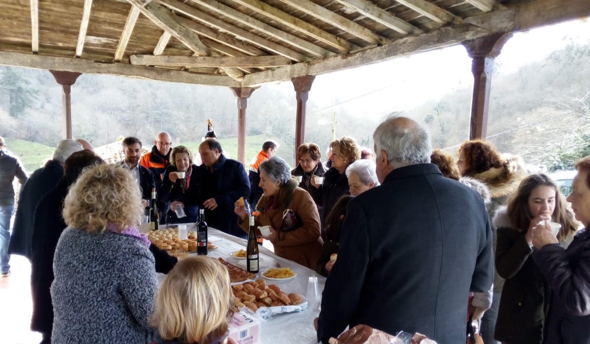 Asistentes a San Julian disfrutando de los pinchos