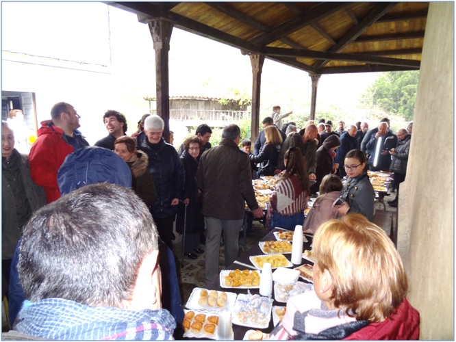 Mucho ambiente para el caldo y en el pincheo, que hubo de celebrarse en el cabildu, por la adversa meteorologa- Foto: EL ECO