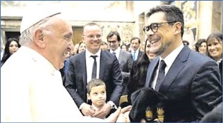 Imagen de Jos ngel Heva saludando el Papa