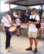 Imagen de los hermanos Heva tocando en Santa Eulalia de Cabranes