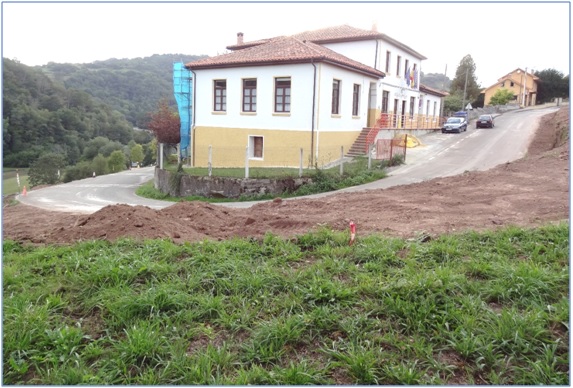 Imagen de las Escuelas de Santolaya y las obras de mejora de la carretera
