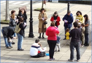 Reunin vecinal, el pasado lunes, en la Plaza del Emigrante de Santa Eulalia. EL ECO