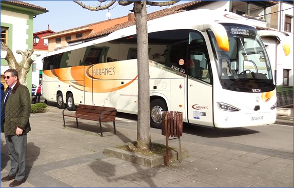 Uno de los autocares de Autos Cabranes en Santa Eulalia