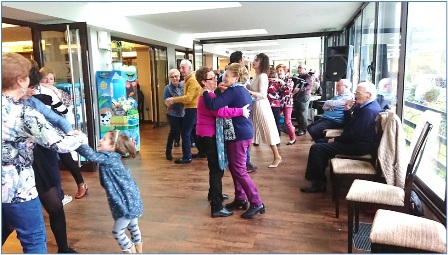 Imagen del animado baile que los jubilados disfrutaron en su ltima salida