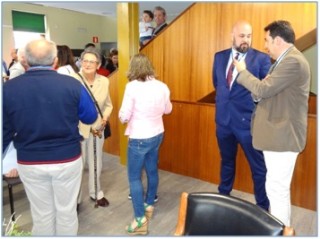 Fernando Martinez recibiendo felicitaciones y Juan Ramón Oro hablando con Ivan Riego