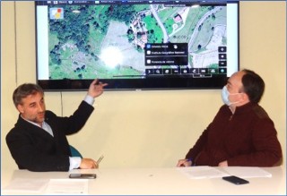 El Alcalde, explicando sobre pantalla la problemática de este expediente, en la zona de Incós (que señala con su mano). | EL ECO