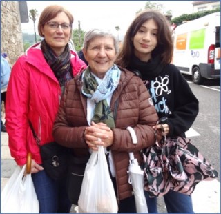 Bernardita en el centro, con su hija Ingrid y su nieta, Clara