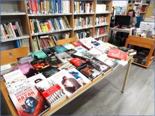 Imagen de la Biblioteca con los nuevos libros en primer plano
