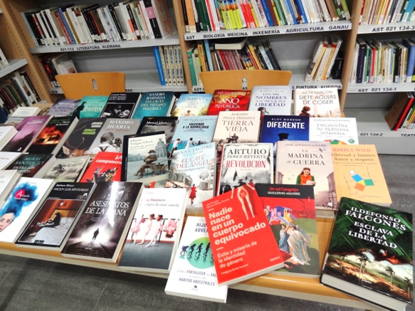 En primer plano  -sobre la mesa-, una muestra de los nuevos libros. | EL ECO