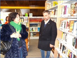 La Consejera de Cultura, Política Llingüística y Turismo, Berta Piñán, de visita en la Biblioteca Municipal, este pasado lunes, 6 de marzo. | EL ECO