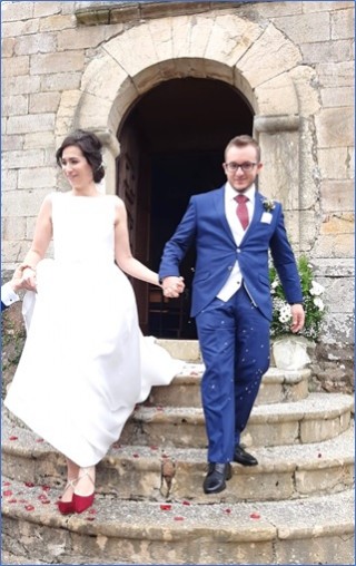 Los recien casados descendiendo por la escalinata de la Iglesia de Torazu