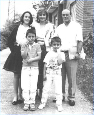 Borja, a los 6 años (chupándose el dedo meñique), con sus padres (María Milagros y Jesús) y sus hermanos (Laura y Jesús), ante el antiguo Consultorio de Santa Eulalia, en 1990, poco antes de trasladarse a Villaviciosa. / EL ECO, Archivo