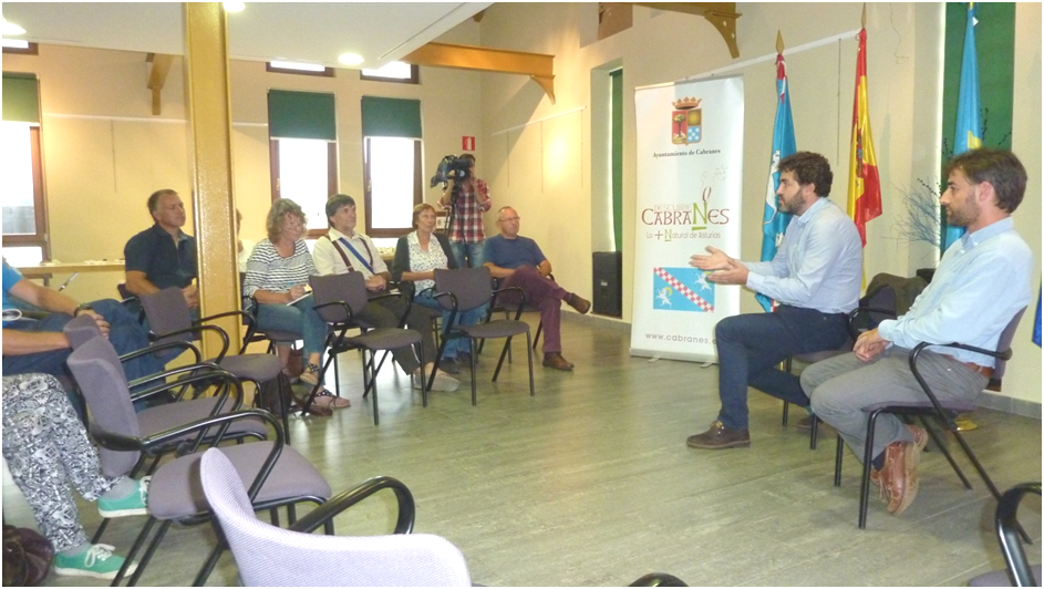 Jonás Fernández, con el Alcalde a la derecha, durante su charla a los ingleses./ Fotos: Loli Fabián