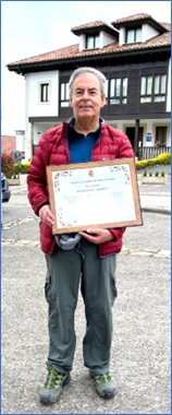 Oscar Rodriguez Buznego con el diploma recibido