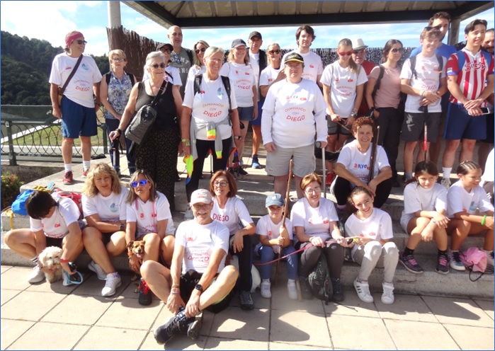 En el kiosco de la Plaza del Emigrante, preparados para caminar.