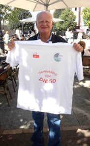 Imagen de Juan Echanove con la camiseta de Caminando con Diego