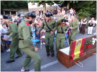 Franco (segundo por la derecha, de militar, celebró de este modo su ´resurrección´)./ Fotos: EL ECO