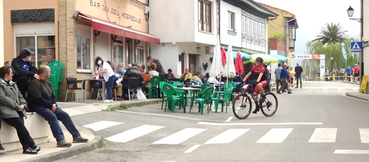 Publico viendo el paso de los ciclistas en Santa Eulalia de Cabranes