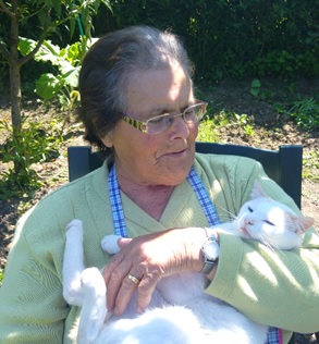 Imagen de Conchita Quintes Valle con su gato