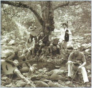 Con los integrantes de ´Cuerria´, para el disco que se cita, de 1999: Cecilia Allende, Aitor Miyares, Jordi Fernández, Pablo Pumarada, Carlos Díaz y José Ángel García ´Allende´.