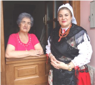 Carmen Préstamo, con su hija y  Concejala, Virginia, a la entrada de su vivienda, en La Llanxa./ EL ECO