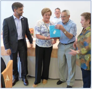 Pepe de la Barrosina, en esta foto, recibiendo un reconocimiento de los Jubilados cabraneses en 2015