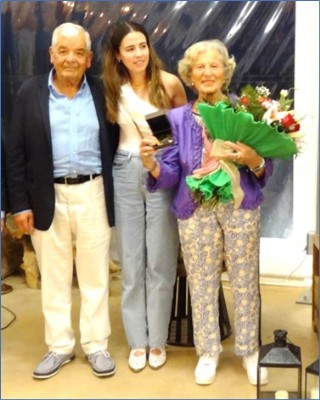 Con su esposa Teresa (que recibió este ramo de flores) y la nieta de ambos, Nazarena. | EL ECO