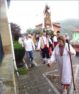 El Mayordomo, Rafael Alonso (a la derecha de esta imagen), azuzando para que la imagen de la Virgen entrase rápido en la iglesia (lo que ya está a punto de hacer).