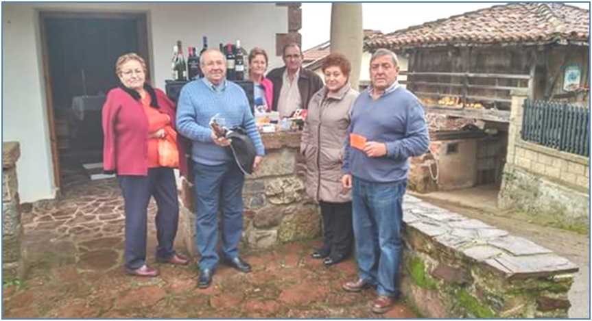 Junta vecinal de los Villares entregando premio de Cesta de Navidad