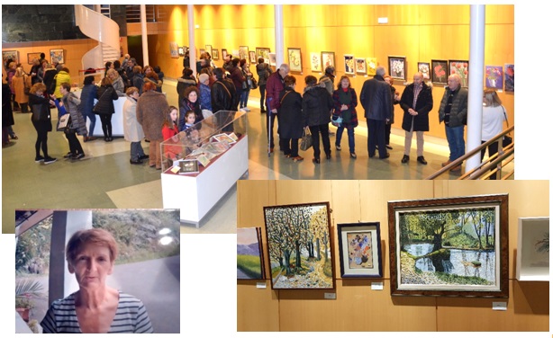 Fotos del acto de inauguración, de ella y de una vista parcial de sus cuadros. Remitidas por Merce Iglesias.