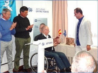 En el acto celebrado en Torazo le fue entregado un obsequio a José Manuel Llera. | EL ECO