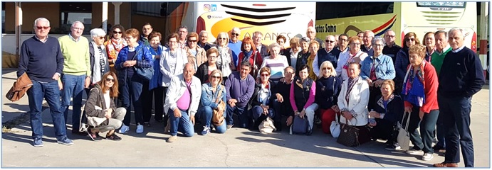 Jubilados de camino a Cuenca en su parada a desayunar en Villaquejida (León)