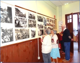 Gente visitando la exposición
