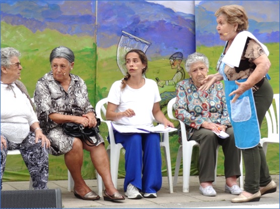 Amada se quiere comer a Zulima, en presencia de Esther Palacio, Natalia Oviés y Flor Bastián.
