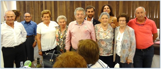 Los homenajeaos Julio Cortina, Isaac Maojo, Esther Súarez y Amñerica Galindo, con los directivos y autoridades