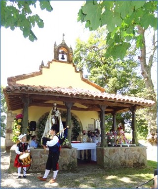 Imagen de Pelayo y Llara actuando en la misa de Arboleya
