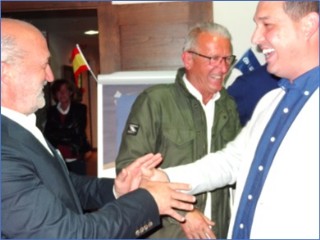 Gacel Sánchez saludando a Luis Venta (candidato número uno por la circunscripción oriental a la Junta General del Principado) y al actual diputado y candiato número dos, José Manuel Felgueres. | ECO
