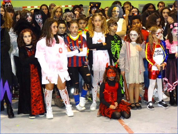 Grupo de niños (y mayores) participantes, en el polideportivo. / EL ECO.