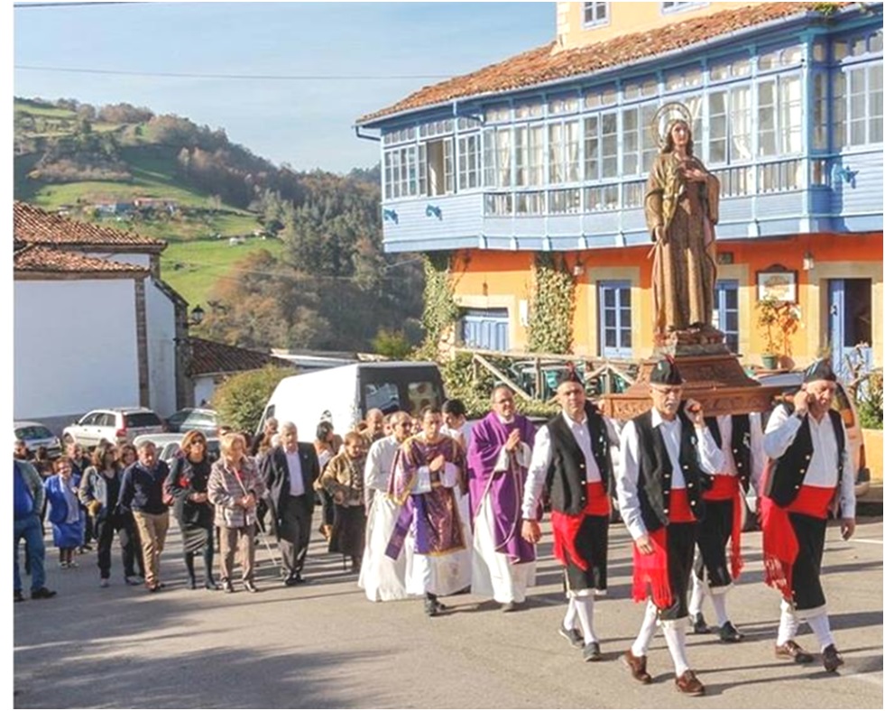 La procesión, con la imagen de la Santa, en plena ascensión hacia la Plaza del Emigrante. / Foto: Manuel Fuentes.