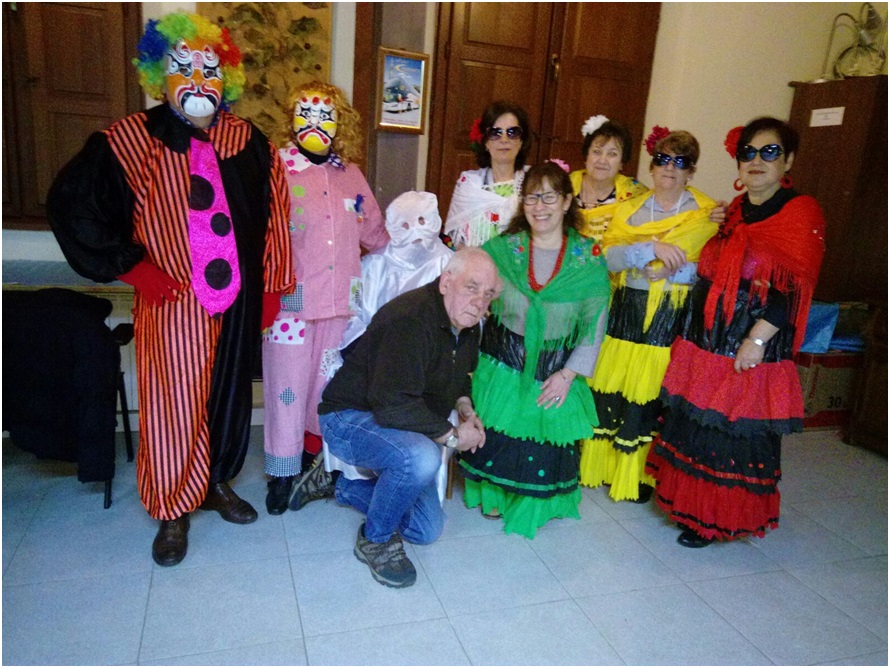 Un grupo se desplazó desde El Llano a Camás, vestido así. En el centro, con gafas, Marta Rodríguez y, por su izquierda, Maruja de El Fornu./ Foto: Asociación San Antonio