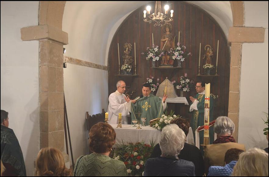 Vista de los sacerdotes oficiando la misa