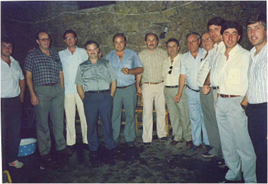Emigrantes cabraneses en una espicha en Nava, en 1984. / Archivo ECO.
