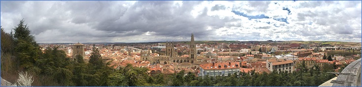 Panorámica de la ciudad de Burgos desde su mirador del Castillo.