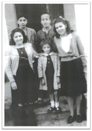 José Mari, primero por la izquierda, con sus hermanas Emma (en la parte inferior de él) y Angelines (la más pequeña), en El Llano, en la década de los cuarenta.