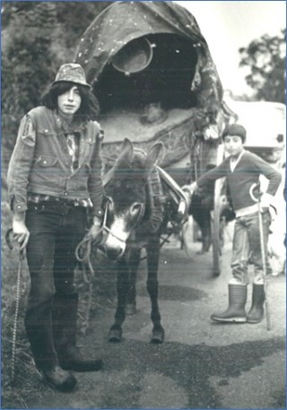 Emulando una caravana de gitanos, en las Carrozas de Fresnedo de 1977. | EL ECO, Archivo