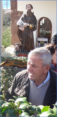 Jos Roberto Arboleya Corripio, Presidente de la Junta Vecinal de Los Villares, a finales de enero, con la imagen de San Antn detrs.