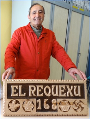 Celestino Costales Garca, Presidente de la Junta Vecinal de Cams, con una talla de su creacin.