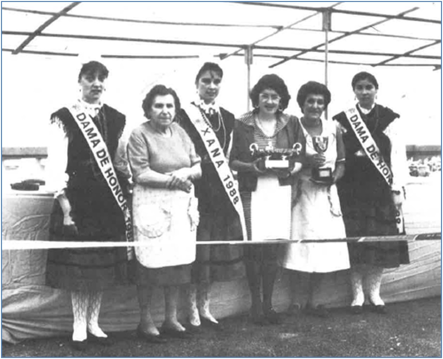 Tita, segunda por la derecha, en mayo de 1988./ Archivo EL ECO