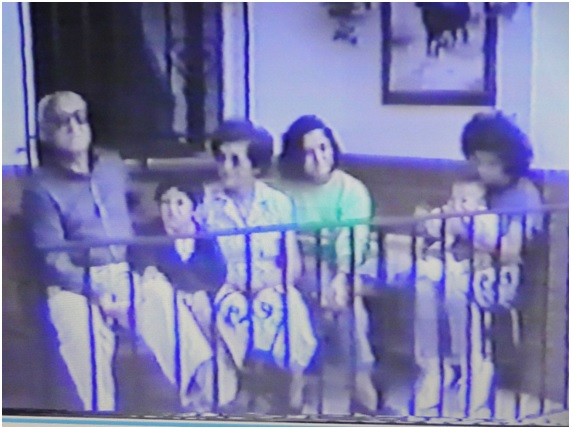 De izquierda a derecha (en el portal de la casa `Los Güelos`, en Candones, en 1988), Luis Díaz, su nieto Pedro (hijo de Quitín), Susana (nuestra centenaria protagonista), su nieta Olaya y Nines (con su  hijo, Samuel, en brazos). / ASOCIACIÓN CULTURAL INCÓ
